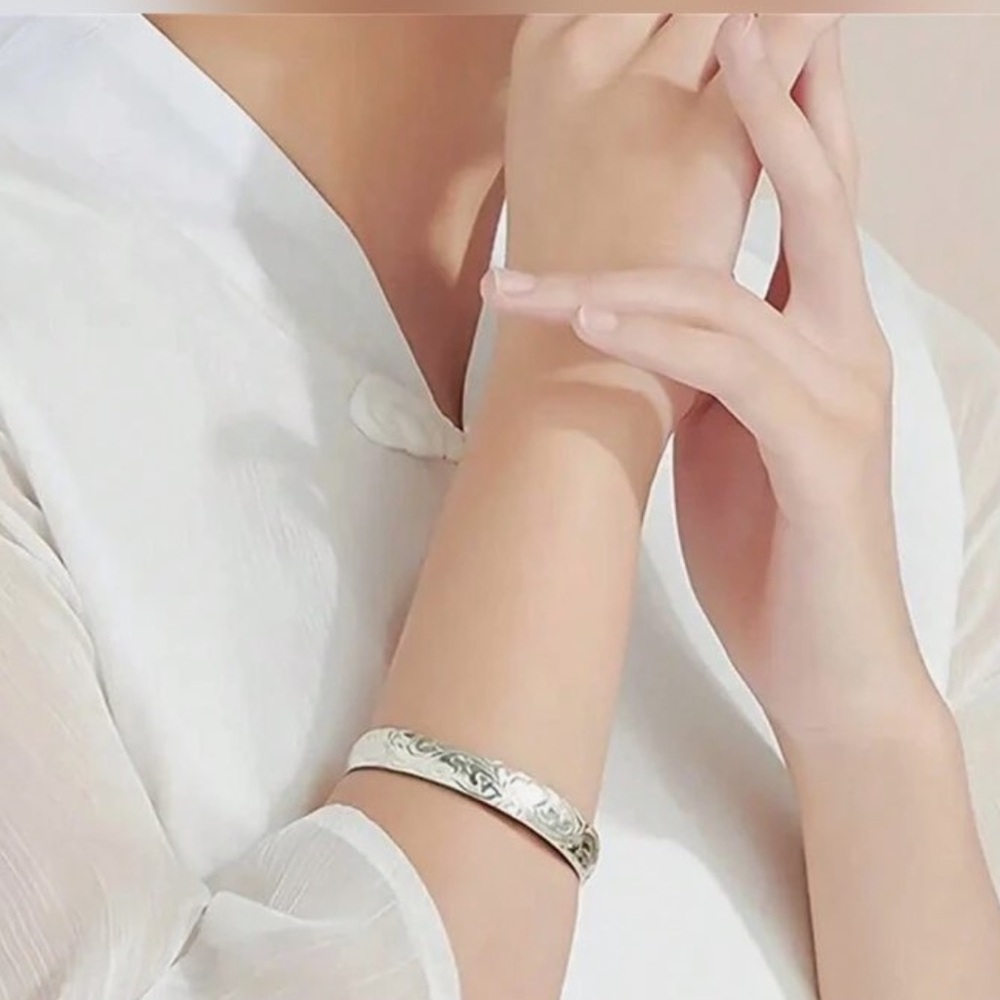 Elegant 925 sterling Silver Floral Bangle with gift box